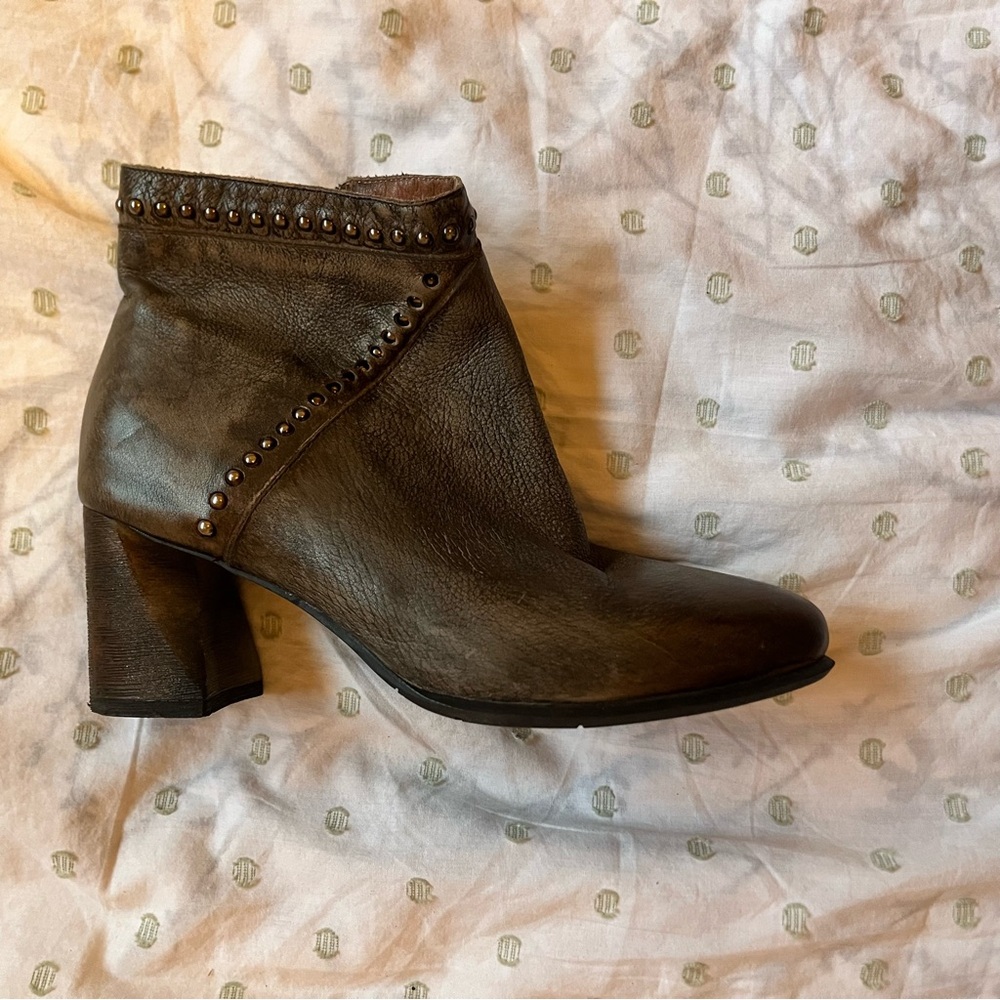 L'ATISTE Brown Ankle Booties with Studded Detail - Picture 2 of 4